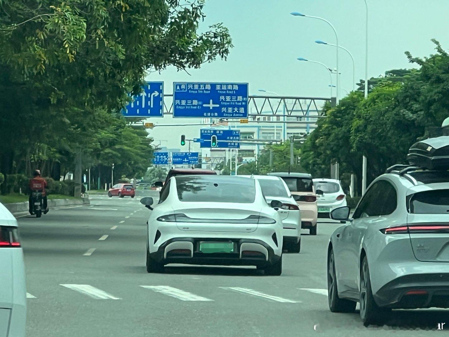 终于圆梦了，一直很喜欢小米su7，特别是那个尾灯，太吸引人了，全款拿下感觉太开心