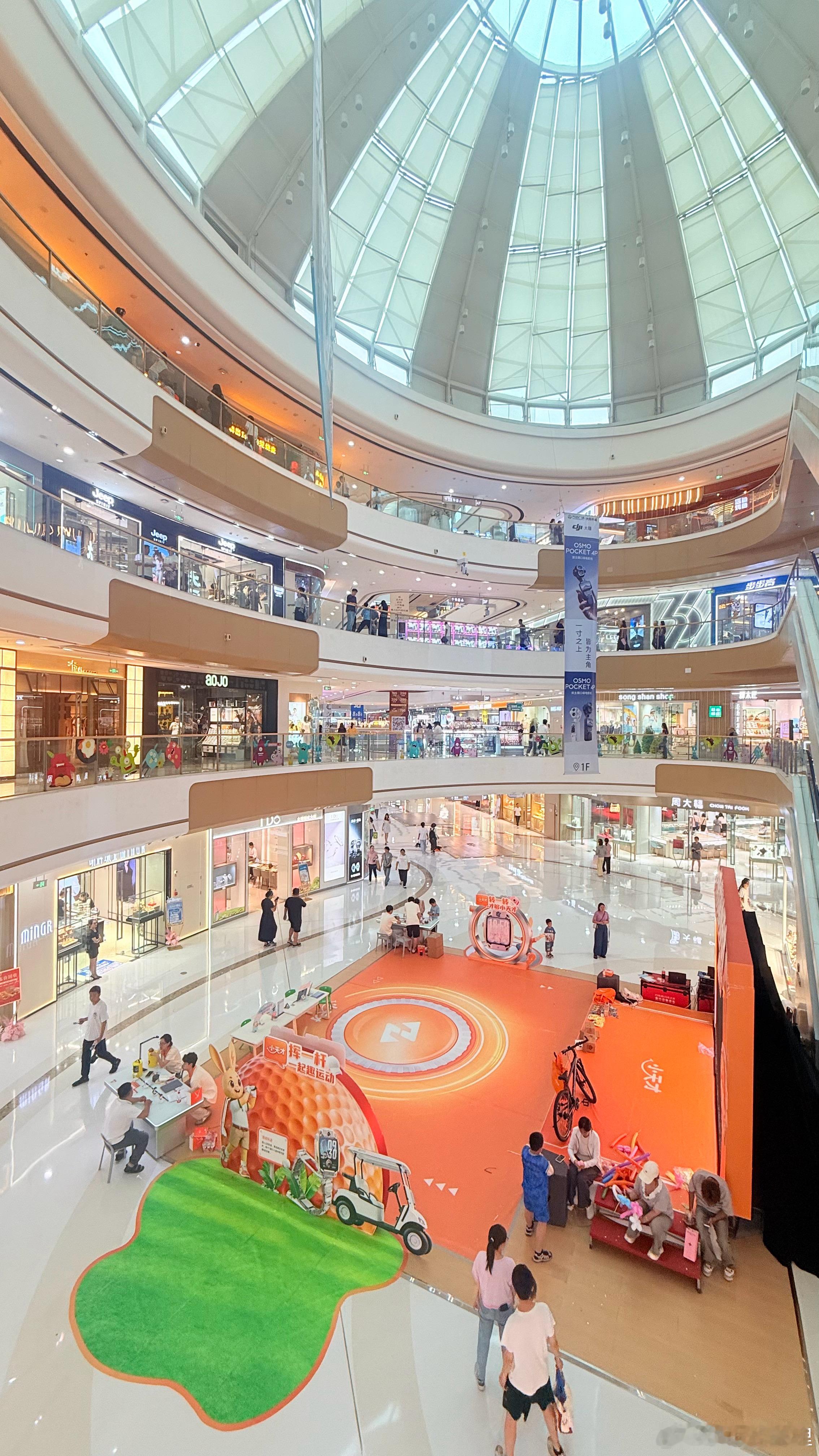 即便周末，线下购物中心除了餐饮，其他门店客流也是稀稀拉拉的，能坚持下来的购物中心
