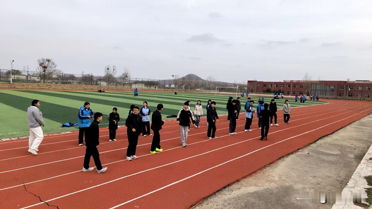 眼里没光，萎靡不振，面部表情冷漠麻木，不悲不喜，不惊不扰，淡看名次成绩，课堂一睡