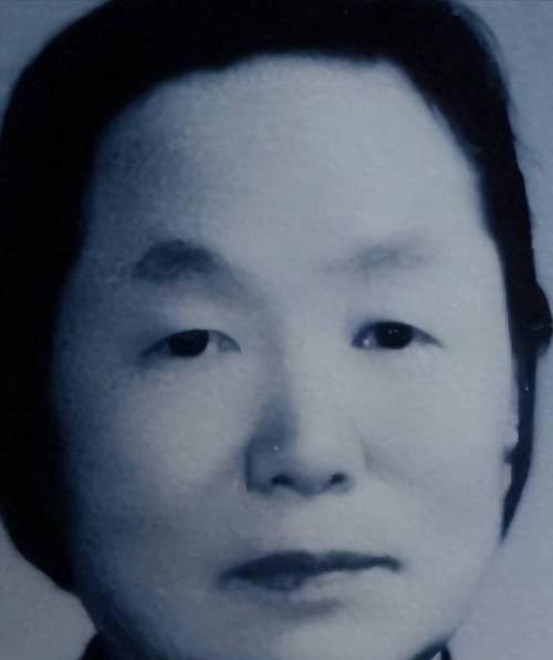1937年，地主在门口发现一女兵，将其扛到了炕上，谁料女兵竟解开衣扣。1937年