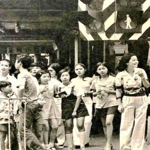 邓丽君，在哪里都是众人瞩目的焦点。
明星光环不自弃。