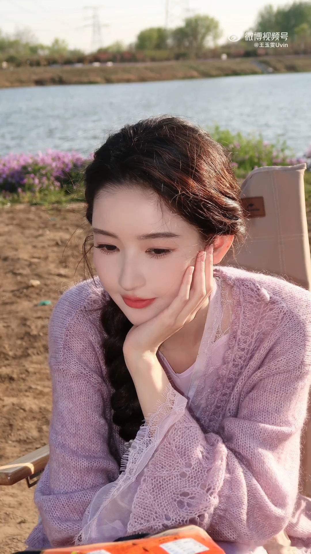 王玉雯又暖又美王玉雯冲出屏幕的活人感王姐依旧活力满满，带着员工去春游，松弛又有活