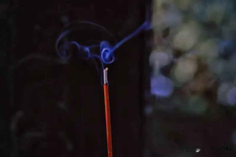 上联：人活一张嘴
下联：佛争一炷香