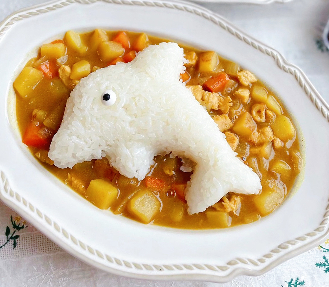 🧩🧩🧩今日份晚餐🥣咖喱鸡肉饭米饭用模具弄成了鲸鱼的形状🐳吼吼看着还不错