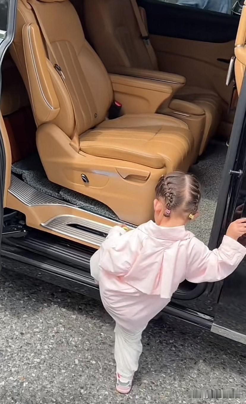 阿迪没走还在中国，今天他带凯莉去杭州动物园了！
阿迪带着妈妈还有凯莉去动物园玩，