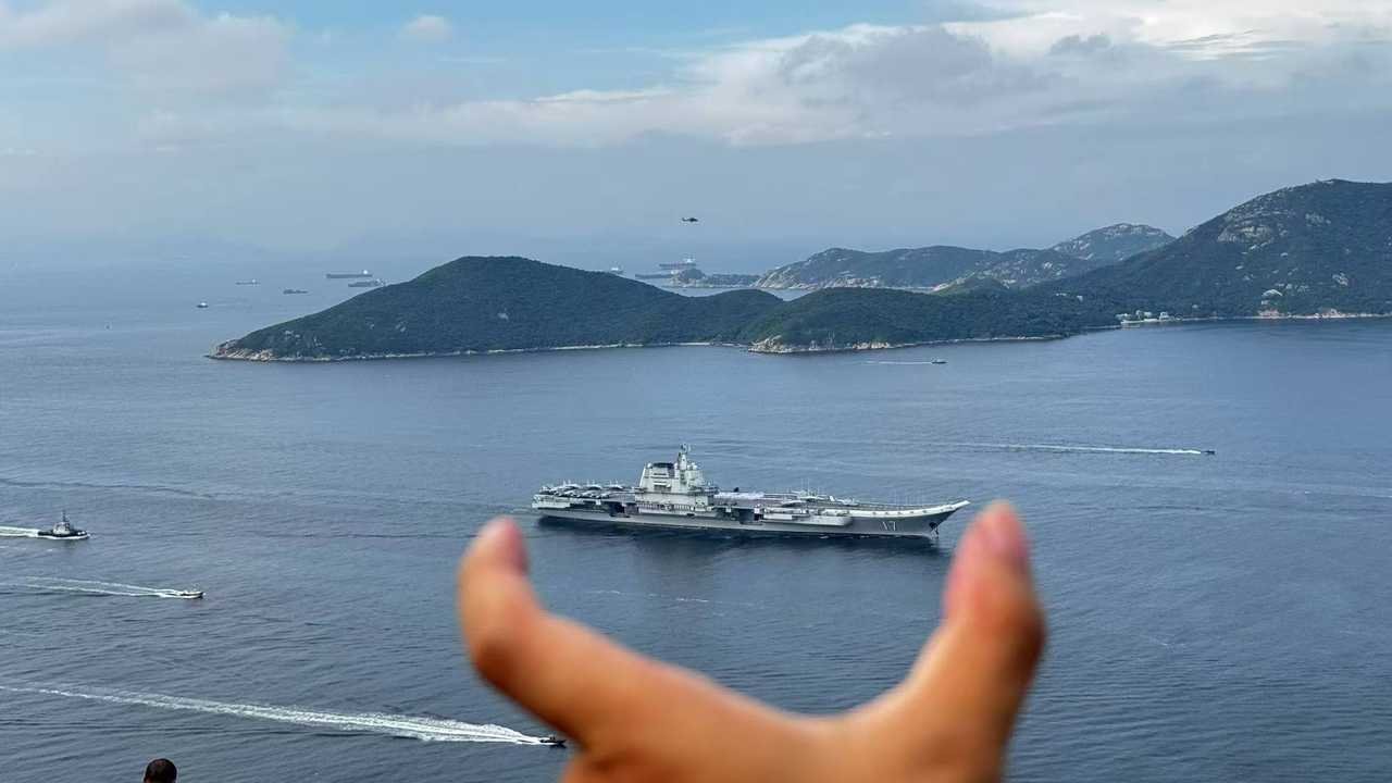 就说是小船了 （图转群）中国海军山东舰航母编队抵达香港直播山东舰航母编队访港 ​