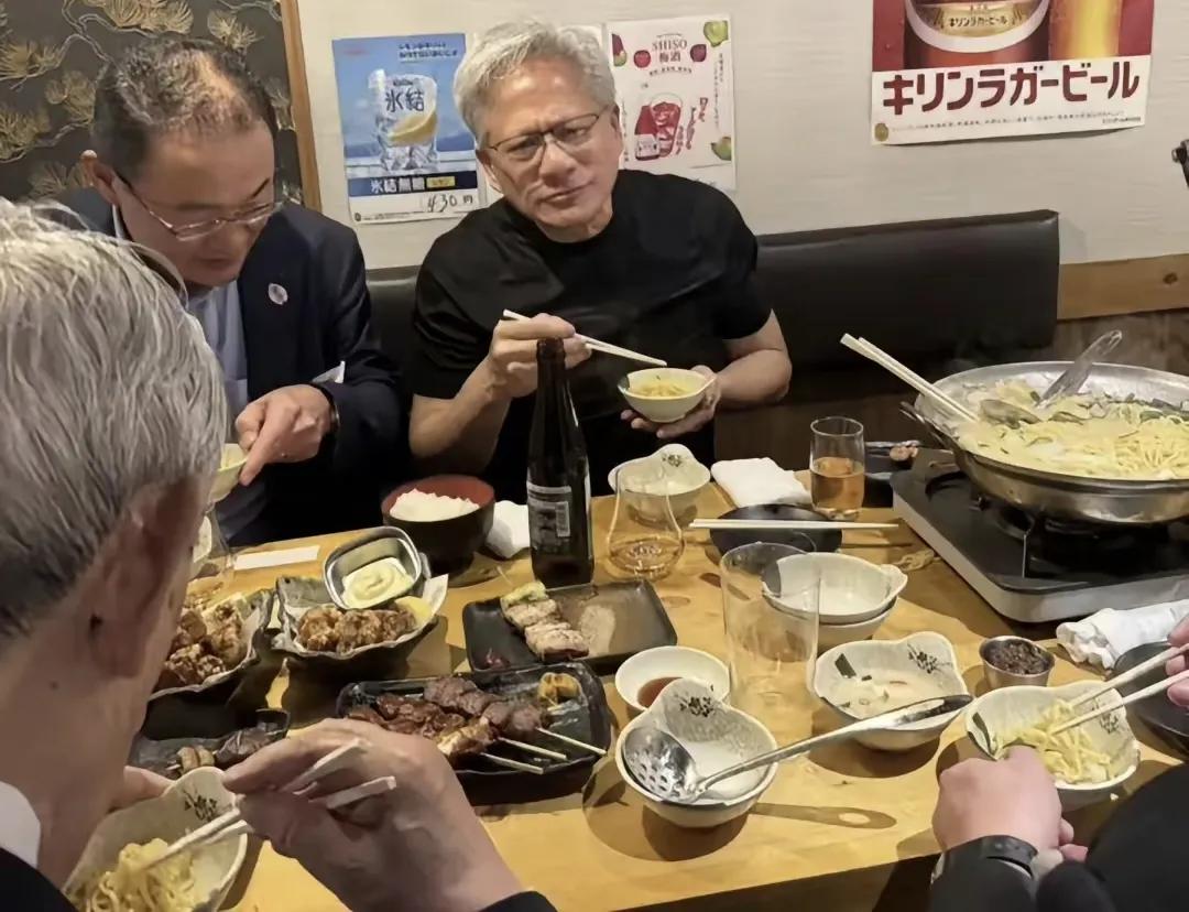 63岁黄仁勋现身日本东京一间小店吃面条，一帮日本商界大佬陪同
刷到黄仁勋在东京一