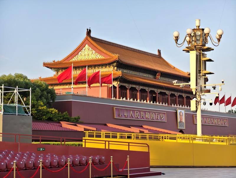 为什么只有中国人觉得自己国家不够强
        一群老兄弟坐在一起喝茶聊天，
