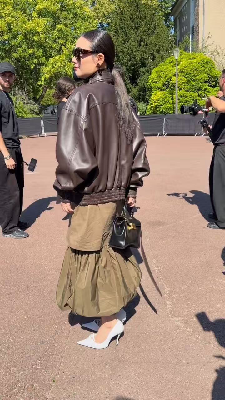 马思纯在40度的巴黎穿皮衣时装周舞台看重外在呈现，马思纯靠着强大的自制力，完成这