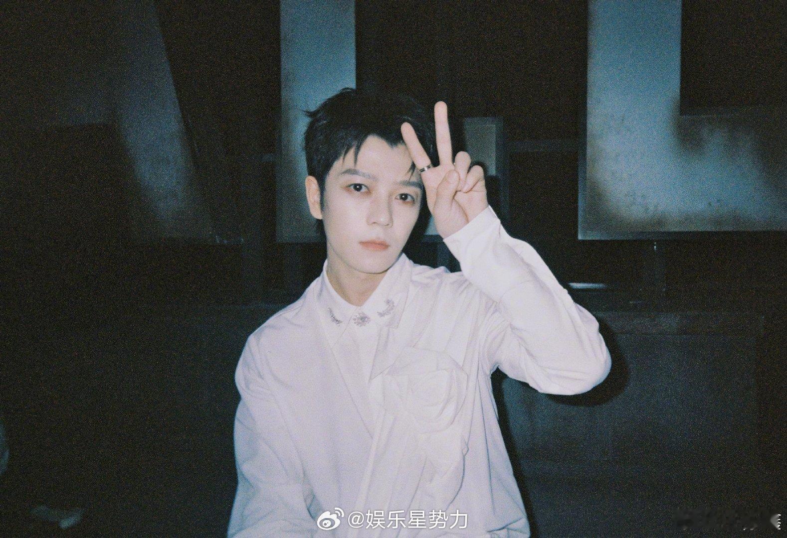 张远王栎鑫隔空干杯 张远王栎鑫这波隔空干杯太绝了，王栎鑫开箱后雀跃举杯，还调侃猜