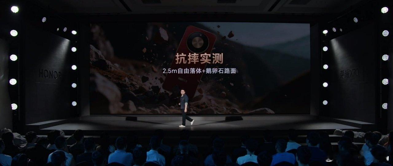 荣耀 X70 搭载太极缓震架构，行业首个十面抗摔，有够硬核。荣耀X70 硬核之王