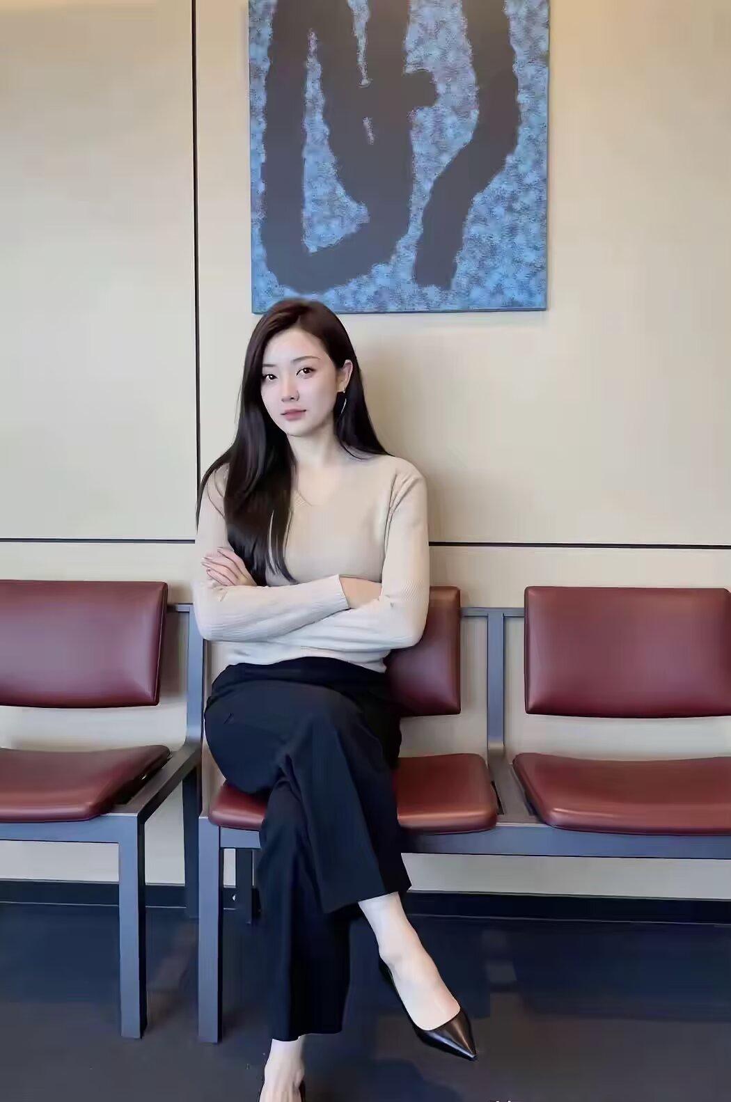 刘震云很精辟的一句话： “你显露美貌，就会有好色之人算计你；你显露财富，就会有贪