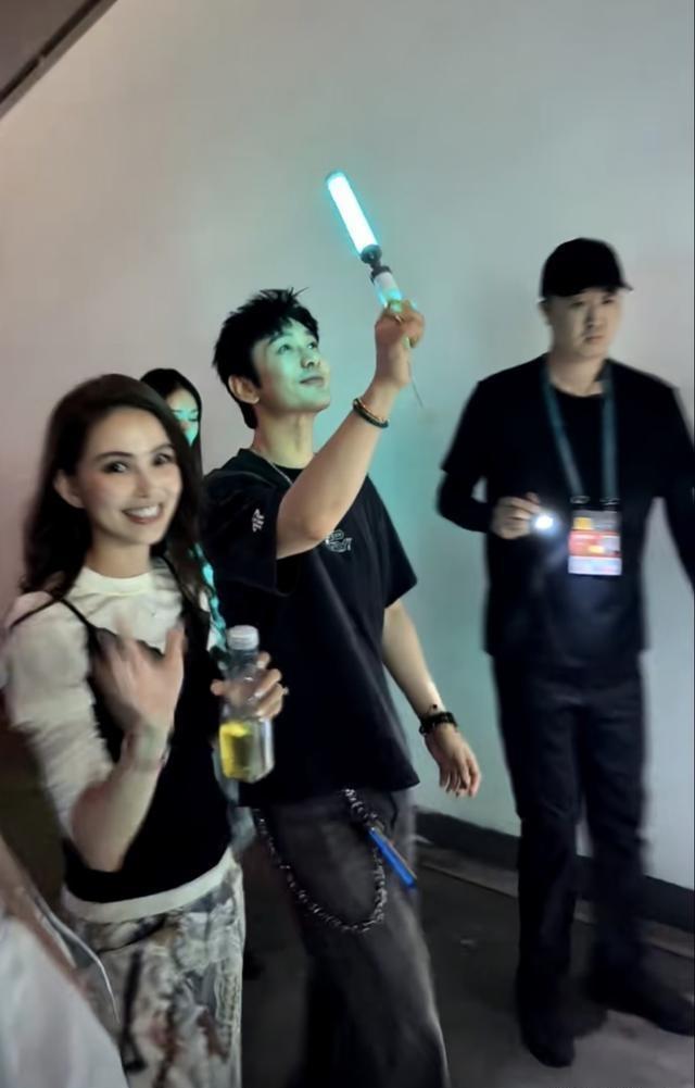 黄晓明夸昆凌引杨颖对比一句客套话非要踩一捧一，把两位女性强行捆绑上热搜制造雌竞，