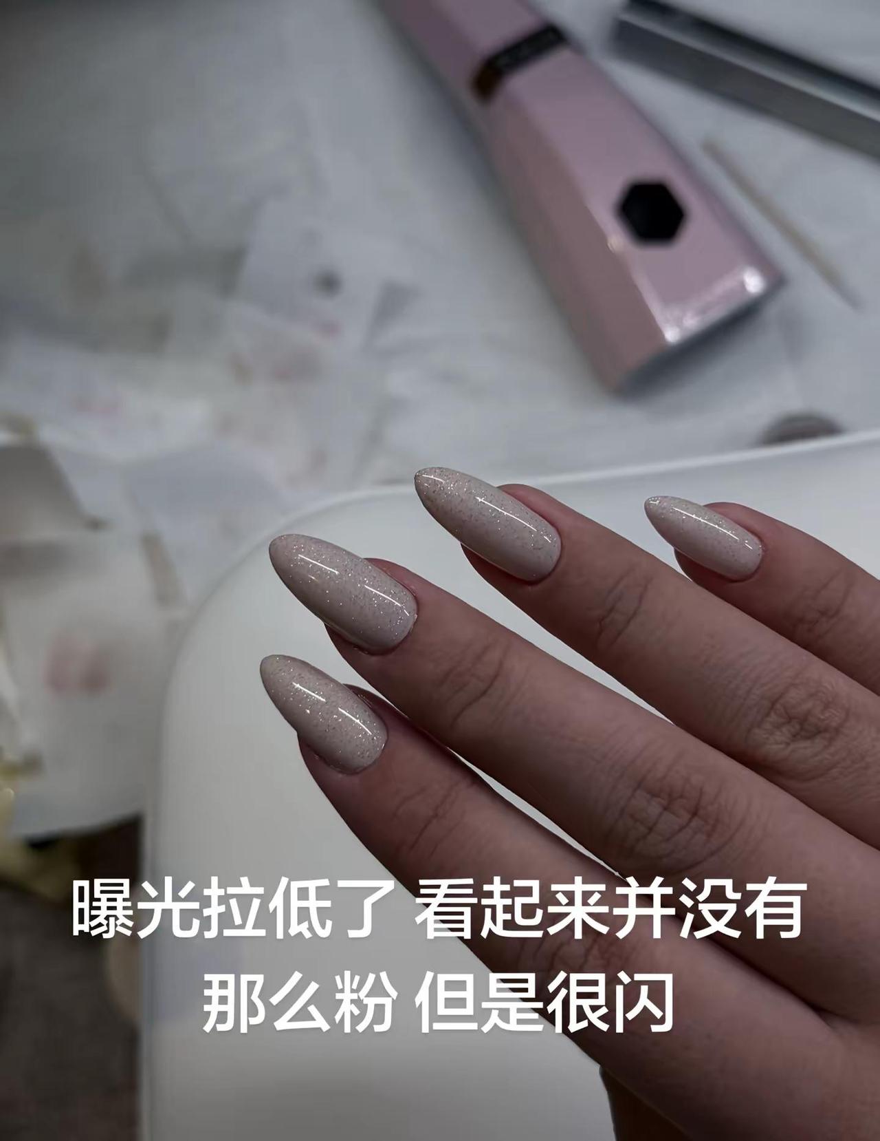 催了老半天的美甲细节图第二弹来袭。我知道我手很难看 凑了八合儿的看就行