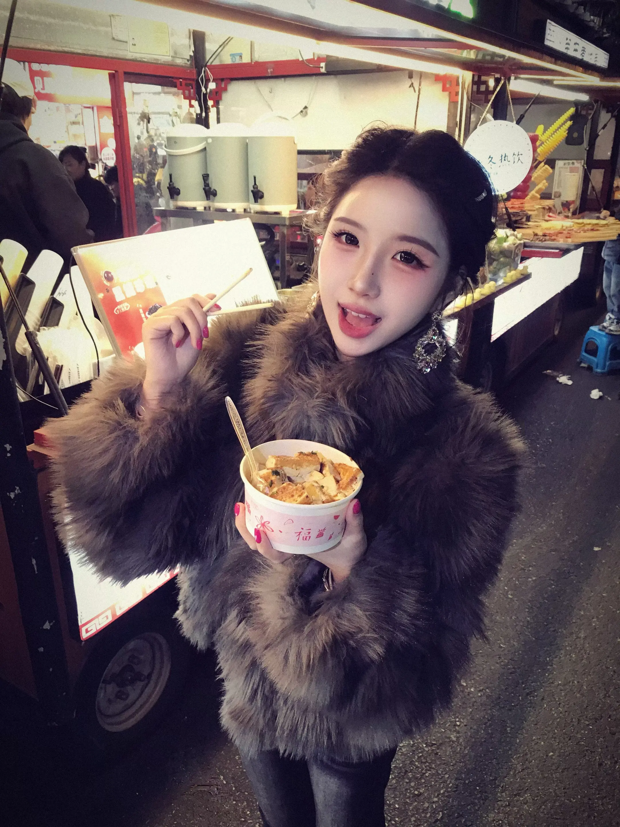 这个世界太坏了 我太普通了 但我听到你肚子叫了 我带你去吃饭吧