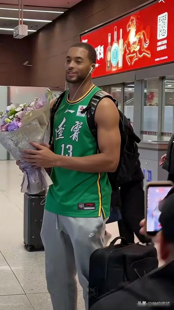 辽宁队深夜送走最有活力的布罗金顿，不是因为他打得差。我告诉你，是因为他太便宜了。