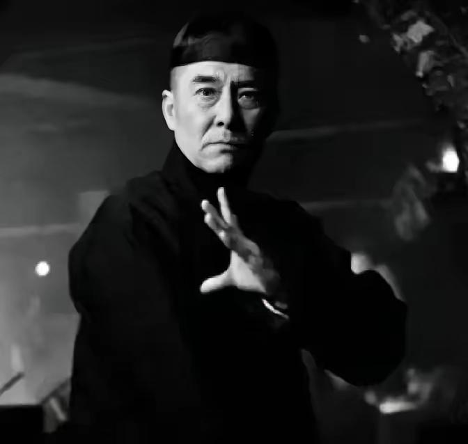 1928年，张作霖贴身保镖宫宝田被日本浪人设局围攻，动手前他慢条斯理地解下一根腰