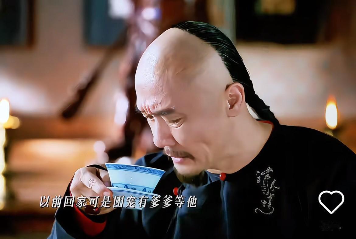 财富自由第3年，他开始在村口支茶摊。
来求他的村民，手里攥着发黄的地契和借据。