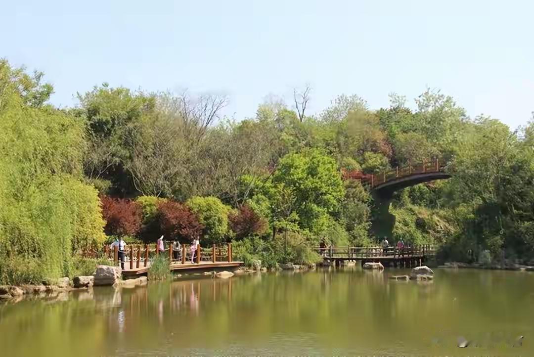这是徐州珠山宕口公园的秀丽景致。一汪清潭静卧山间，水面如温润镜面，将两岸山色尽数