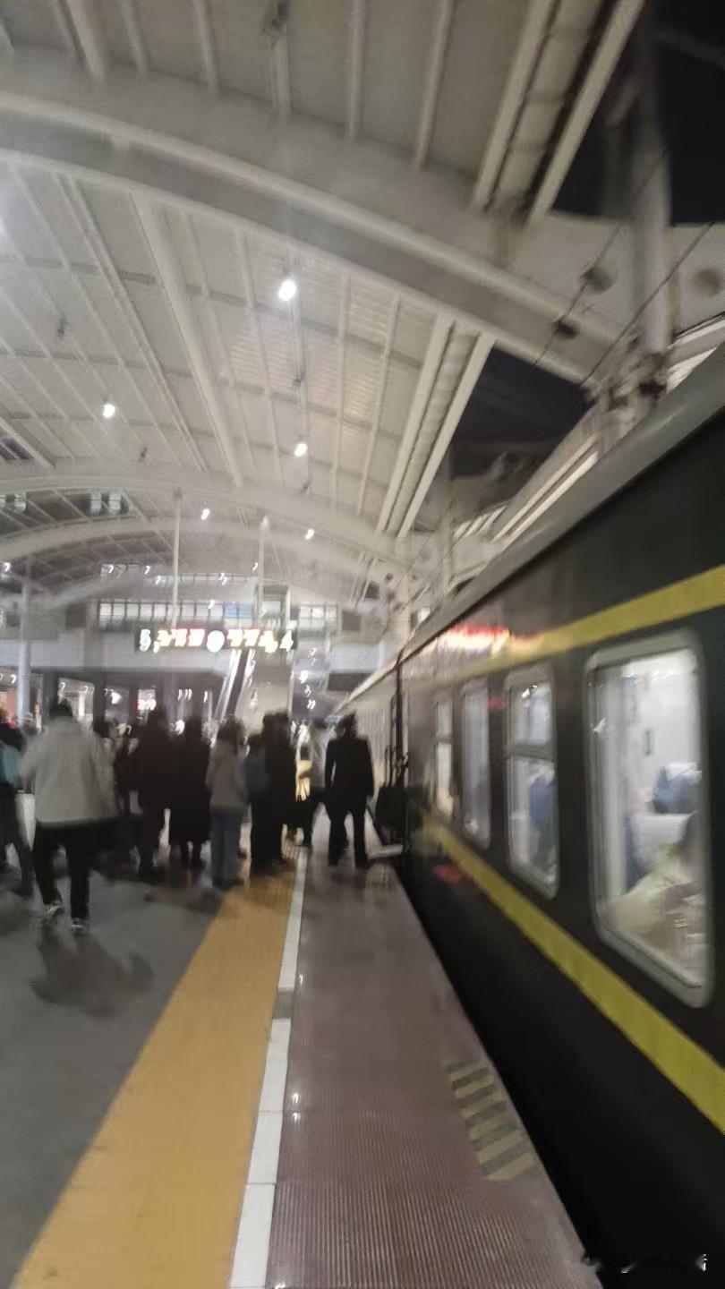 梁东方
奔到地铁上才买了火车票，进了火车站候车室以后赶到进站口，发现提前十七分钟