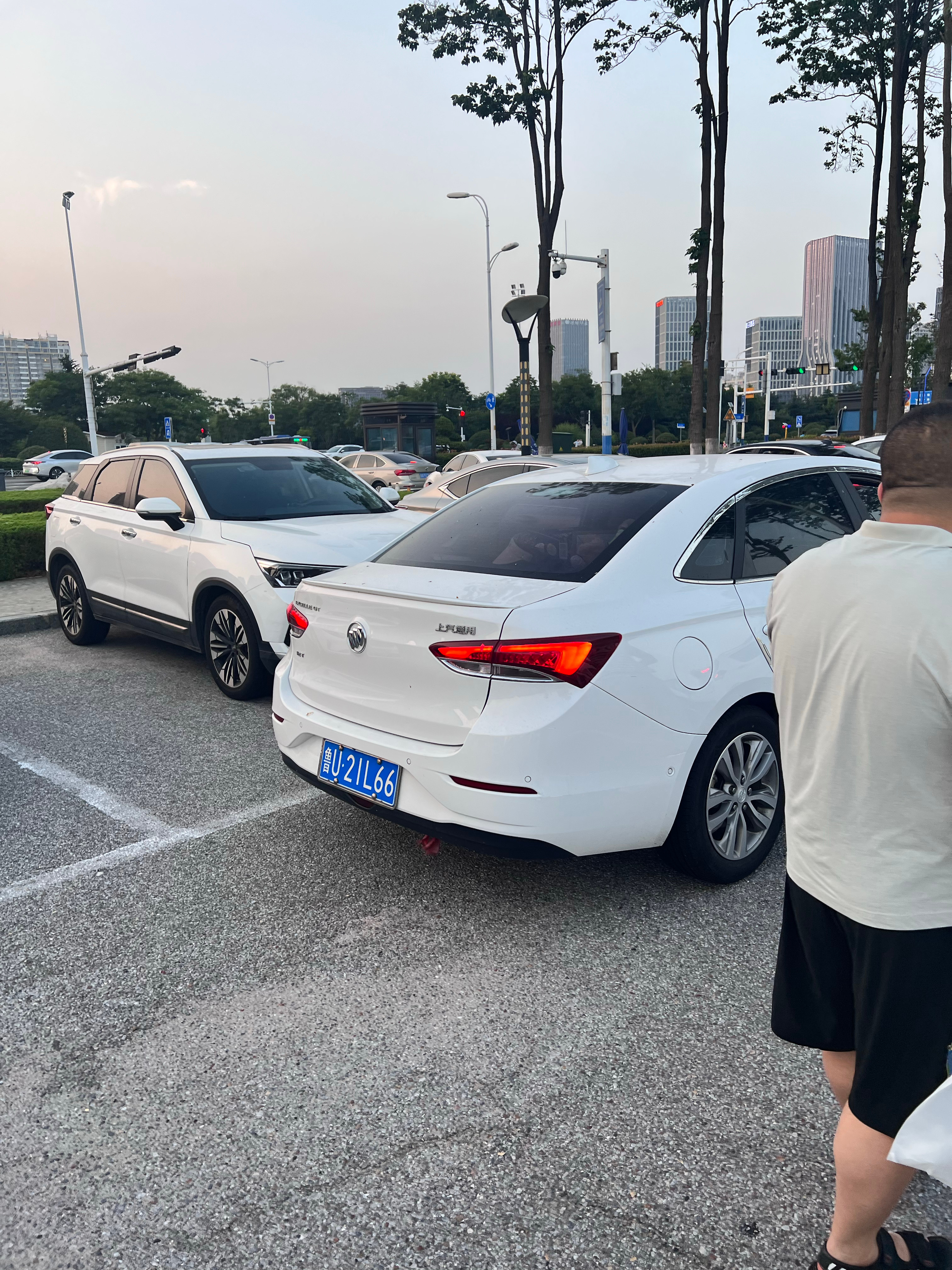 又遇到难题了，图1的车主在我车轱辘前放一杯喝完的瑞幸是什么意思？有朋友知道吗？[