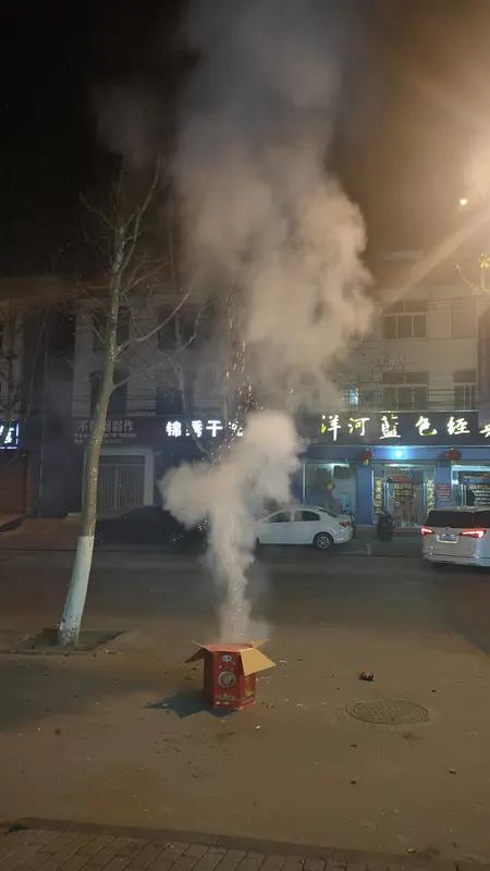 听说有个鞭炮摊失火了，目击者居然看了半小时，这场景想想就刺激。鞭炮噼里啪啦炸个不