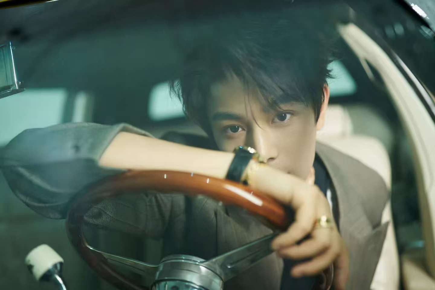 丁禹兮车内大片丁禹兮引擎低吟丁禹兮车内大片，哇塞好帅，爱住了爱住了 