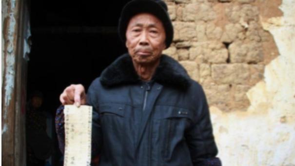 “红军欠了我们家400块大洋，现在可以还给我们了吗？”

一张八十五年前的欠条，