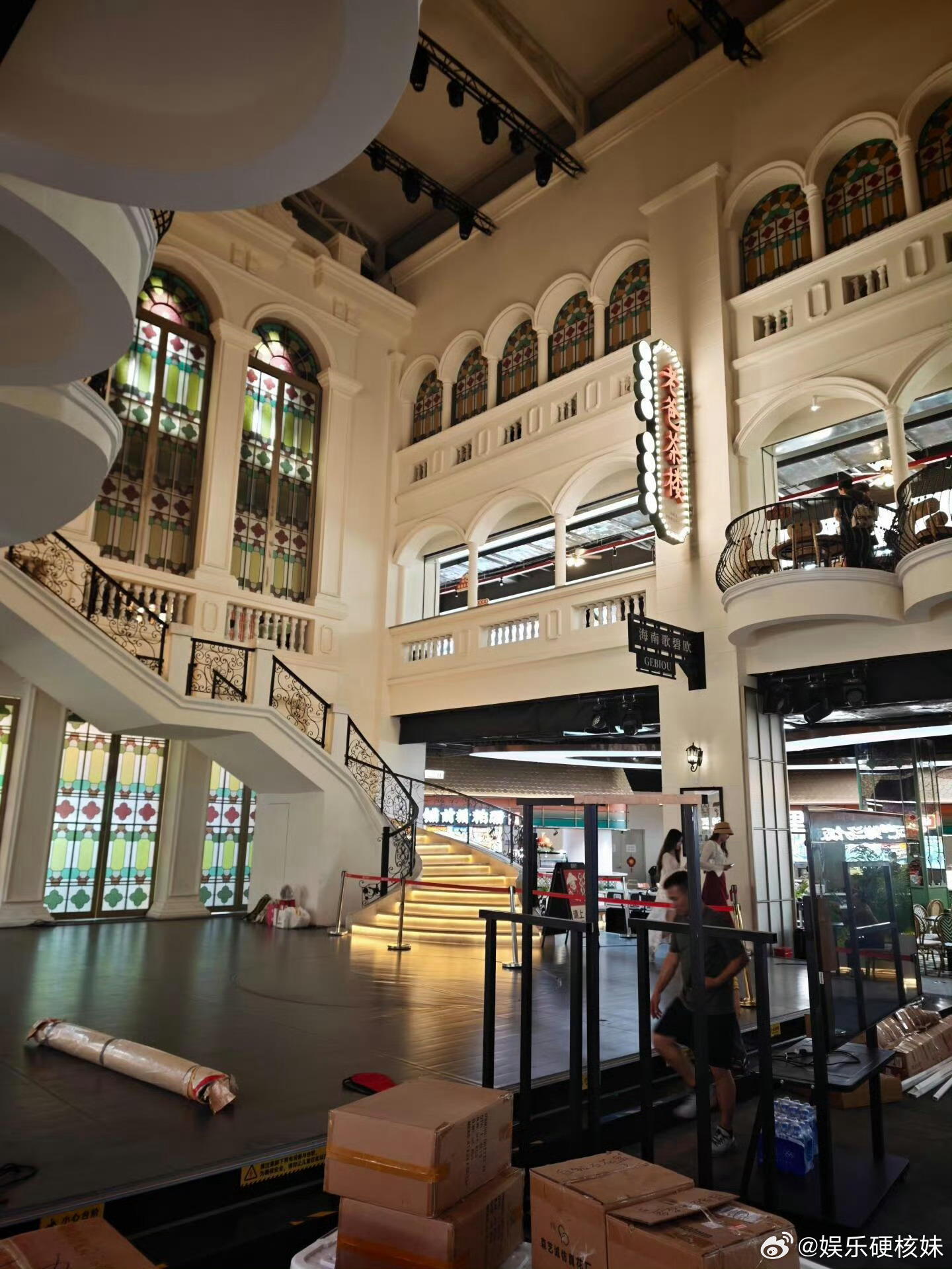 《奔跑吧》明天的录制现场，风格透着复古民国风，不知大家会不会变身民国的少爷小姐？