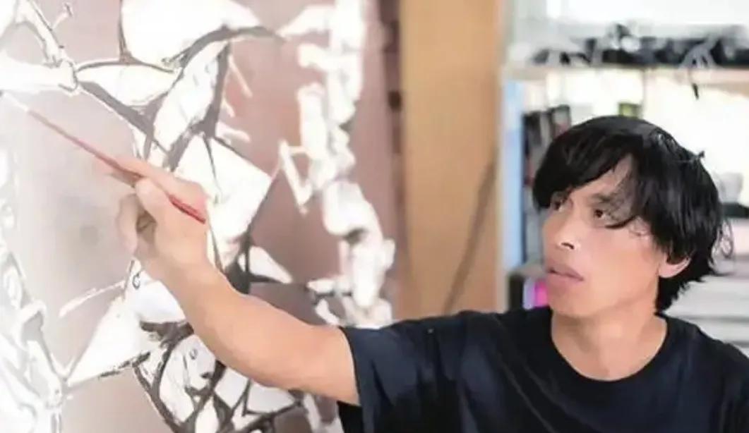 1999年，一名23岁的小伙结婚了。

新婚夜，他忐忑地对妻子说想专心画画，没想