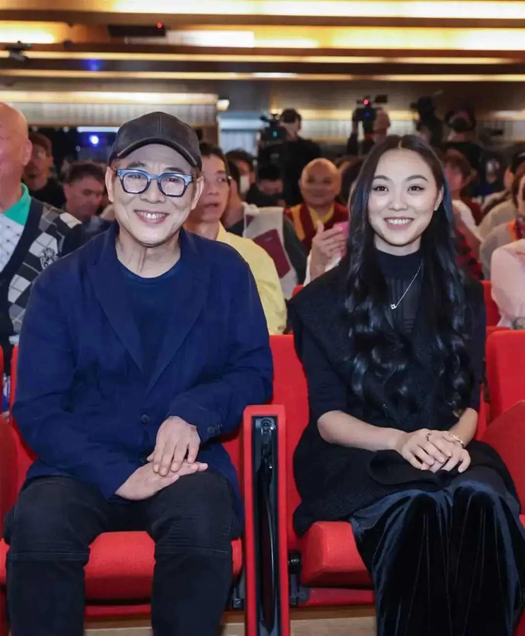 李连杰的女儿挺漂亮的，父女俩都挺有气质。#明星时尚风格# #优秀的星二代#