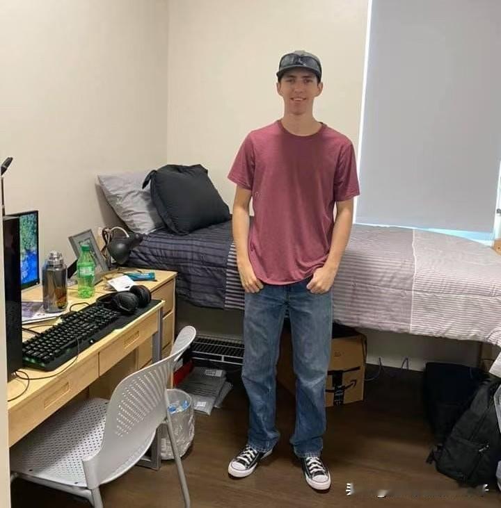 据称是杀害查理·柯克的嫌疑人，现年 22 岁的泰勒·罗宾逊的照片，当地人