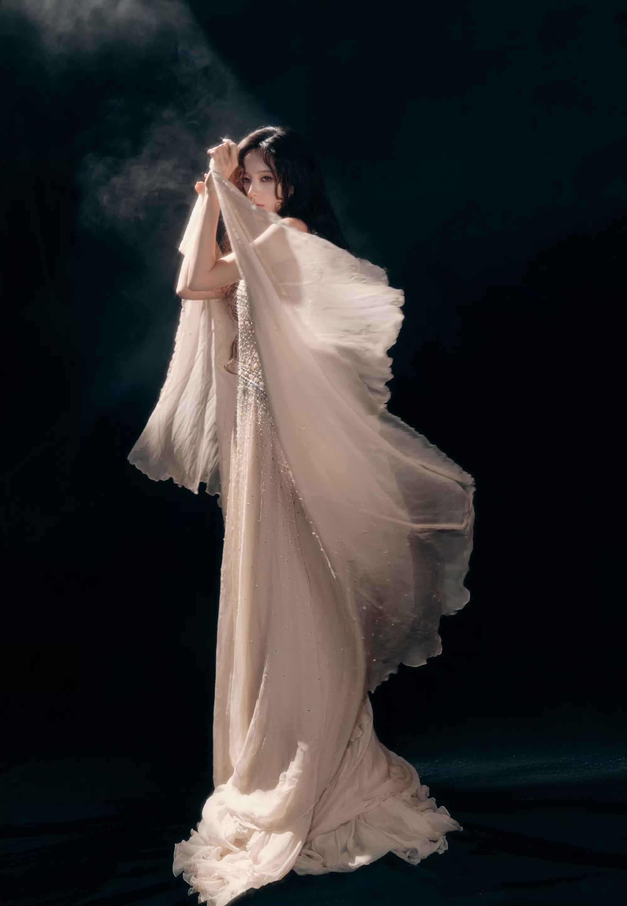 李一桐亮钻高定纱裙李一桐钻纱高定裙，你打几分 