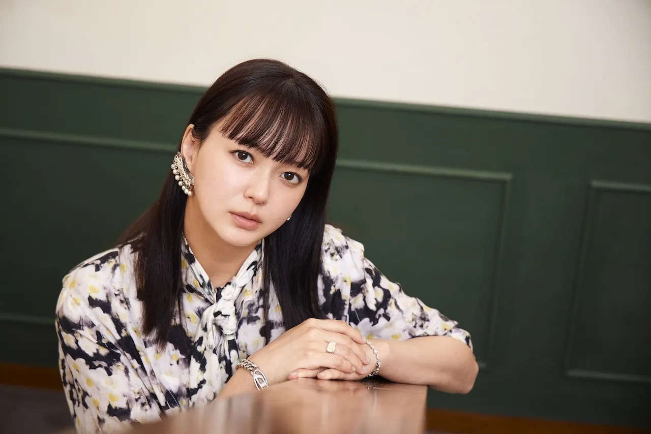 日娱新闻多部未华子 杉咲花 多部未华子 杂志《LEE》采访美图 。 