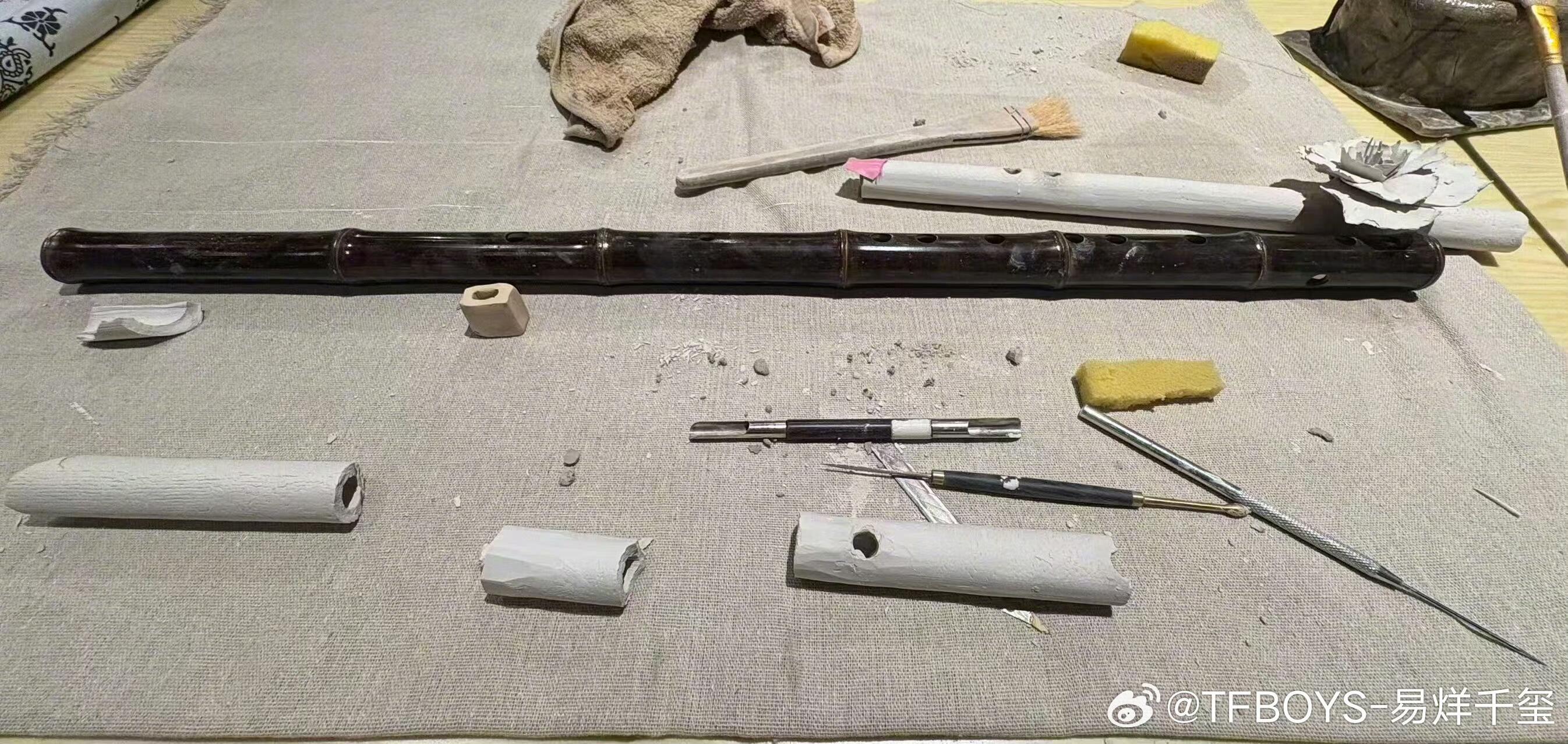 易烊千玺还是忘不了月光下的凤尾竹易烊千玺隔着屏幕把水吹开了别人玩乐器是买来就吹，