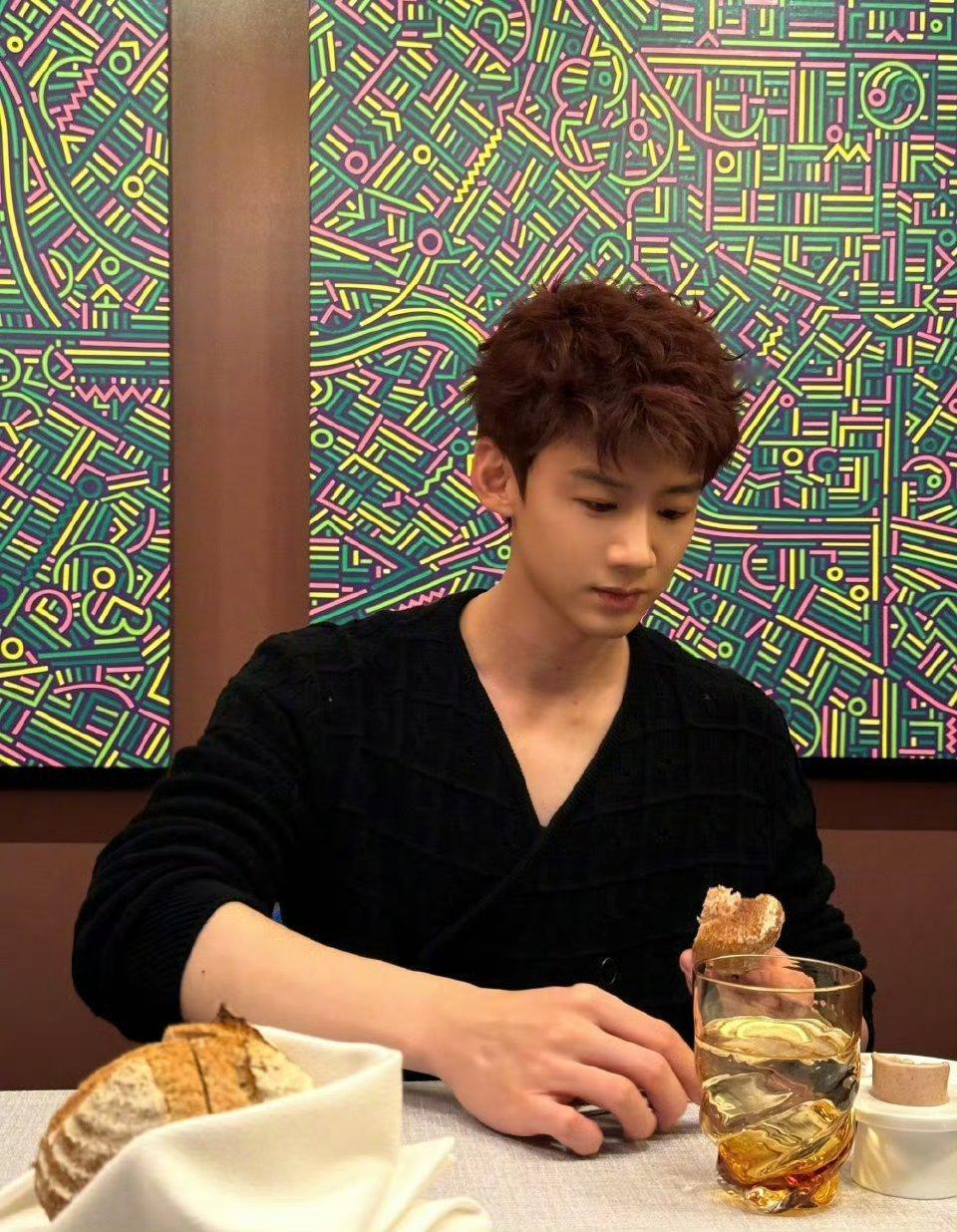 白敬亭宋轶打卡了同一家餐厅，背景图一样的。到底分手没啊…… 