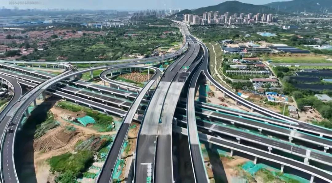 每天走港城西大街立交桥那里都堵车，即使等立交桥建成后，魁玉南路和港城西大街将会堵