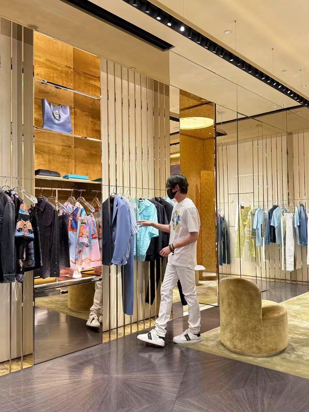 探店博主丁禹兮被偶遇，认真点评菜品的样子像极了美食家。私下毫无明星架子，难怪连销