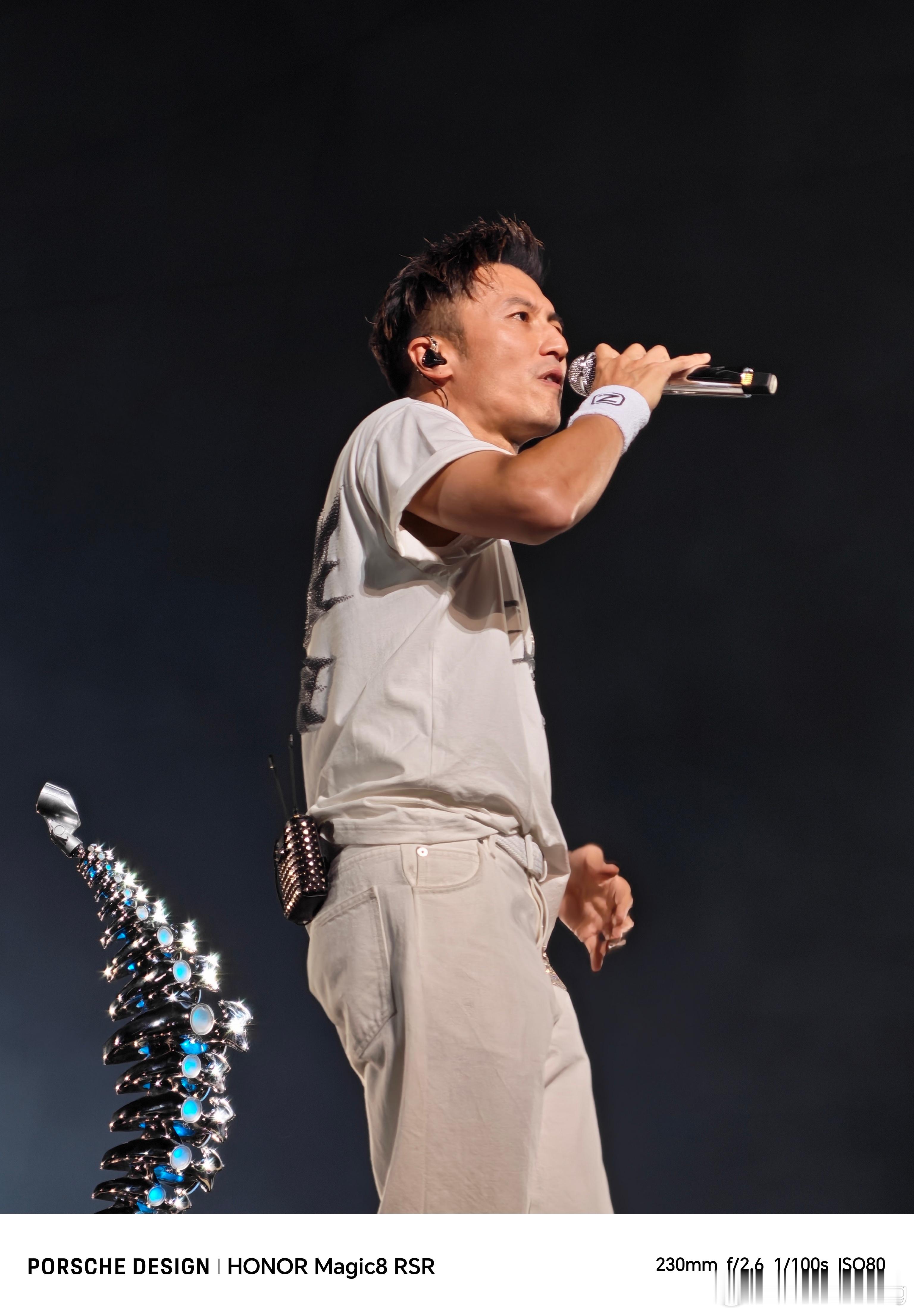 谢霆锋北京站演唱会实拍图来啦✨鸟巢现场氛围直接拉满，时隔23年回归真的泪目😭荣