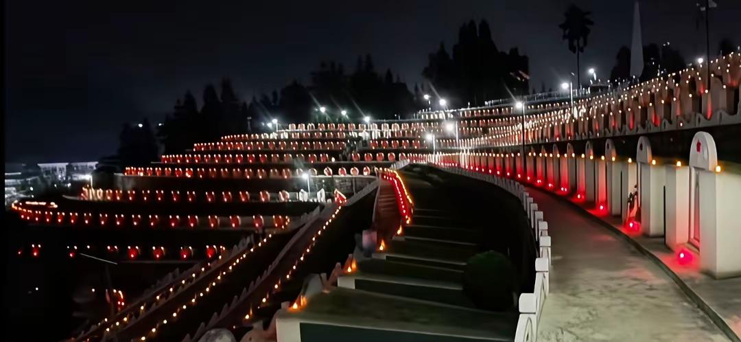 纪念“4•28”收复老山42周年前夕，麻栗坡烈士陵园点燃红烛，照亮烈士回家的路！