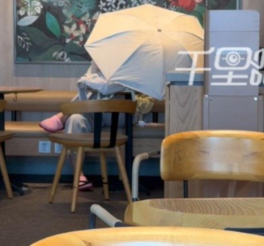 备考公职的人本该最懂规矩守公德，可偏偏有人把公共空间当成自家书房，撑伞戴扩音器大