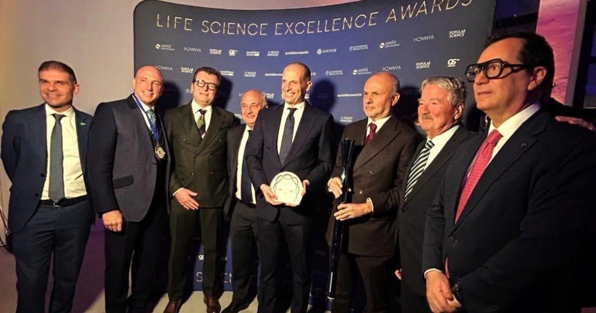 【阿莱格里】
昨日在罗马，阿莱格里还接受了意大利卫生部长奥拉齐奥·斯基拉奇颁发的