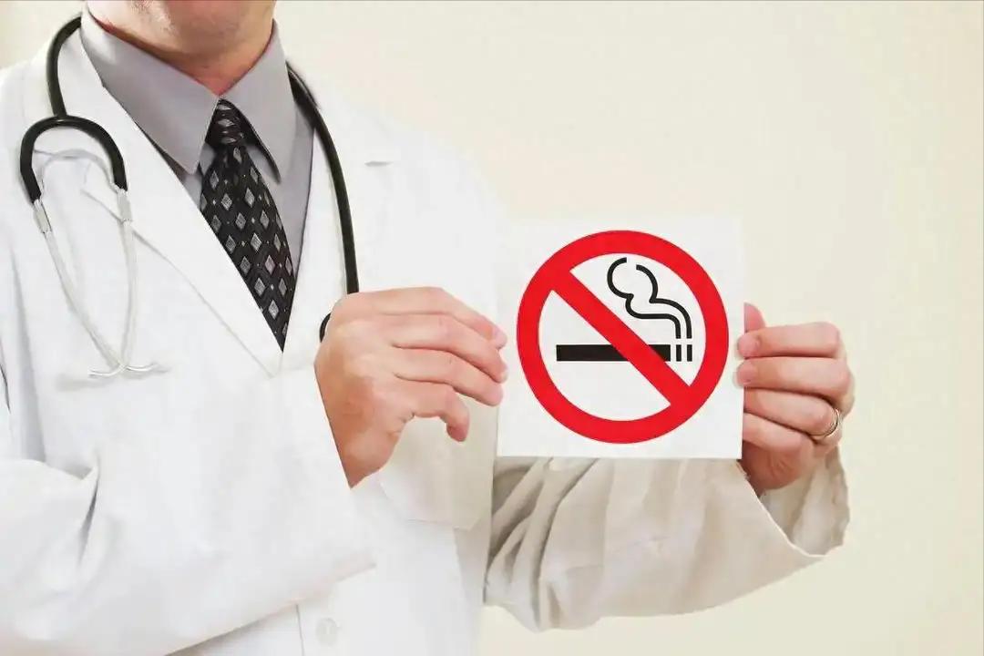 再不戒烟就不给你开药
河南一个70岁的大爷，感觉身体疼痛，跑去医院检查，医生检查