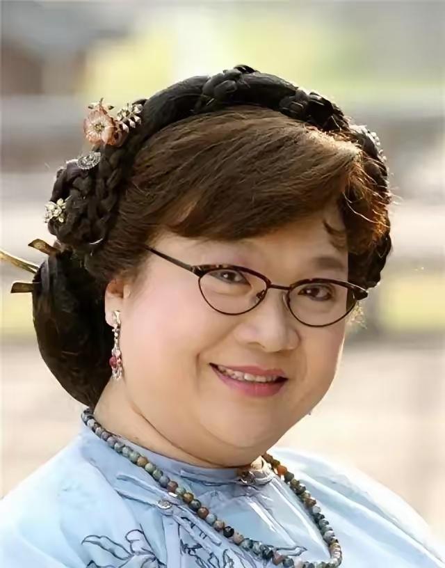 2008年，沈殿霞在奄奄一息之际突然清醒过来，女儿郑欣宜紧张地问她还有什么事情要