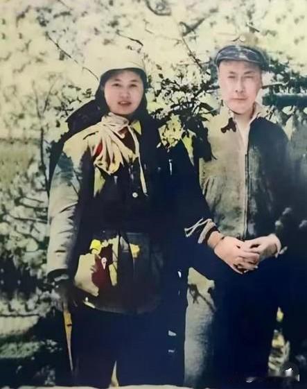 陈毅和张茜的结婚照
这是1940年2月，39岁的陈毅和18岁的张茜在江苏茅山根据