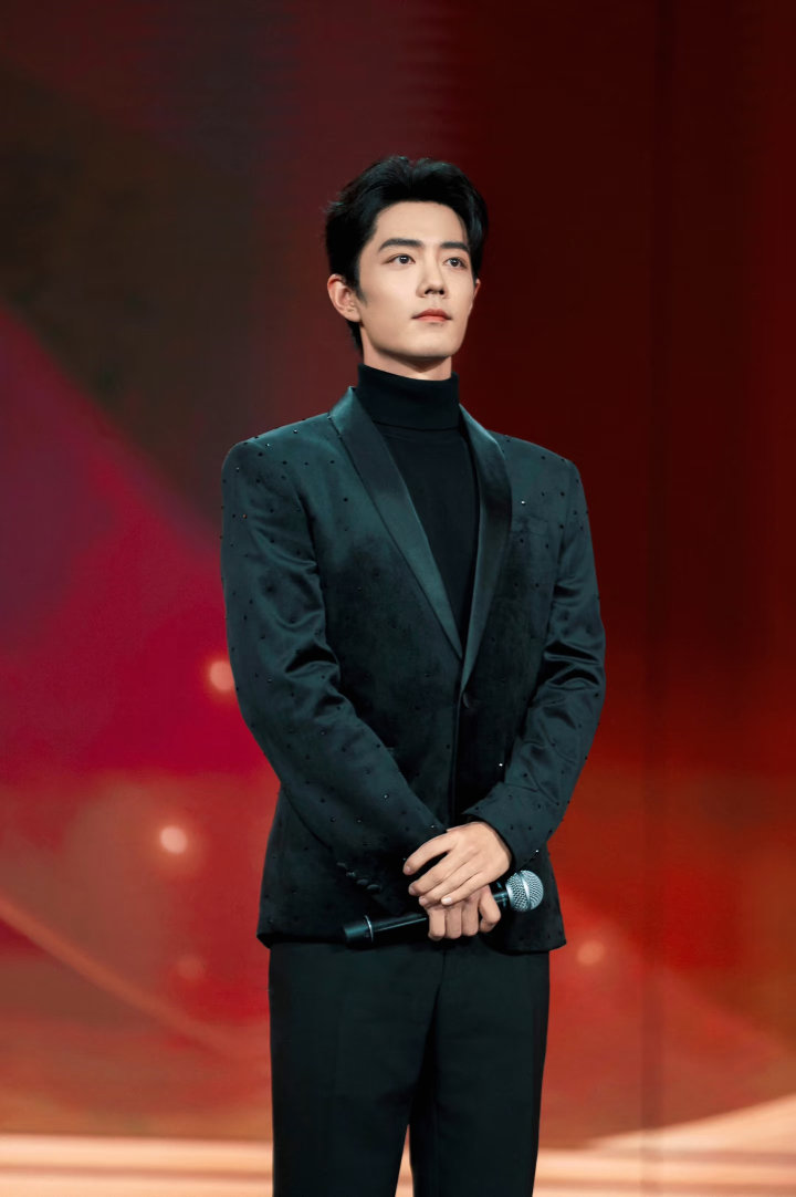 byl晚宴 红毯 颁奖最少是两套衣服吧，也有可能是三套look，应该有一套正式黑