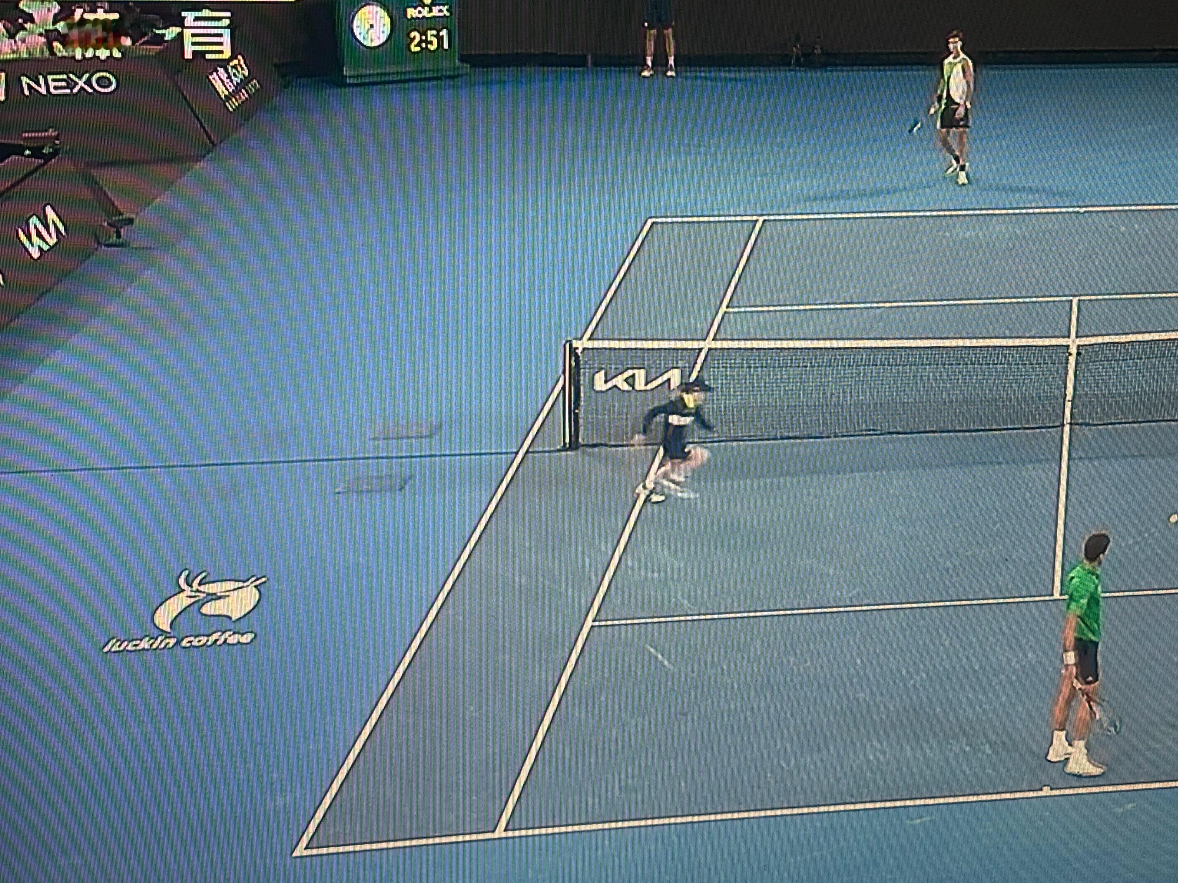 比赛很精彩……现场也看到了中国企业投放的广告瑞幸和国窖1573……澳网男单决赛热