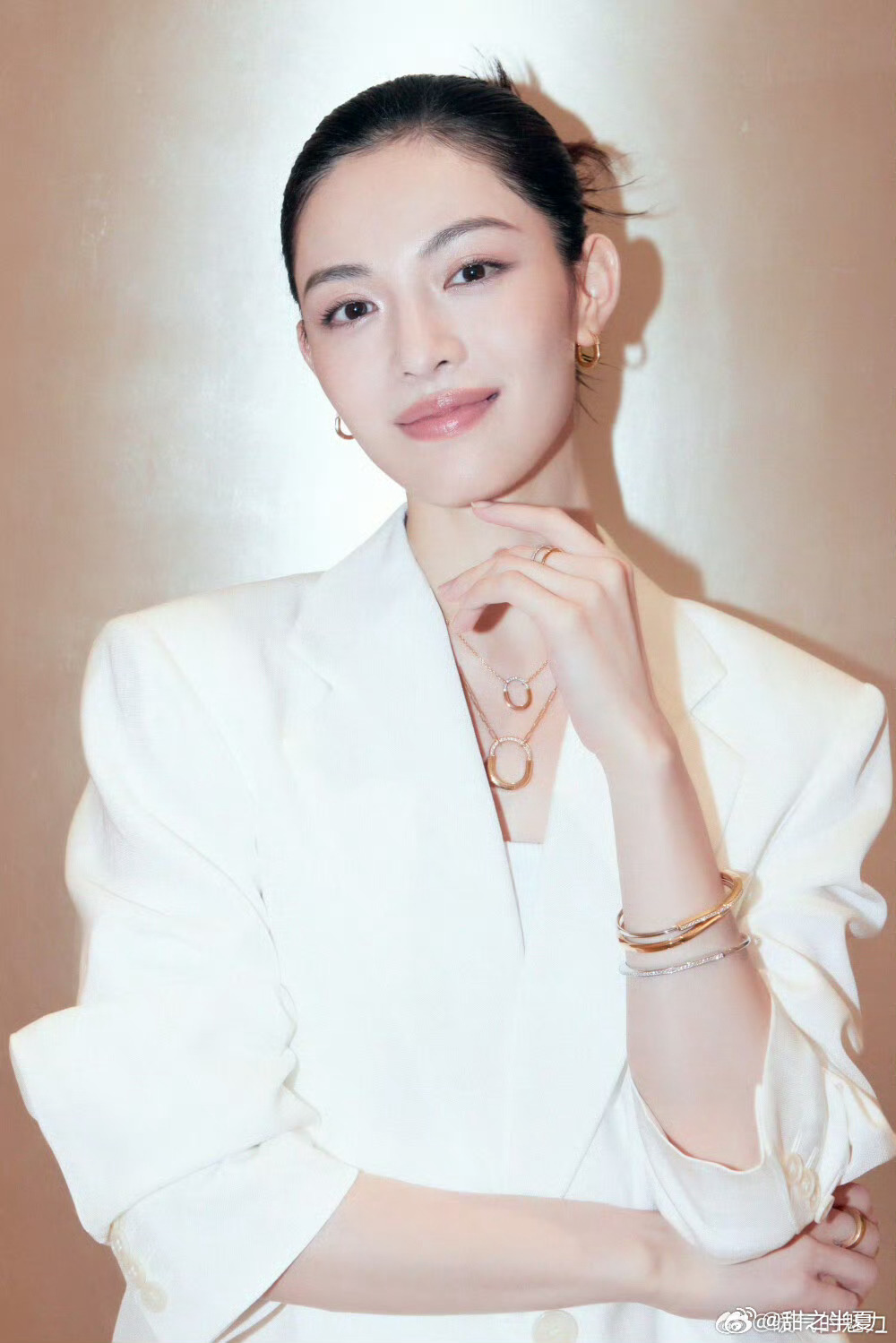 钟楚曦一个人就是一个团队都说钟楚曦一个人就是团队，清楚自己的优势，妆造搭配自主把