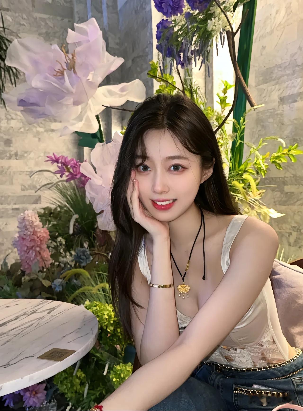 花间美人笑，玉佩映芳姿。