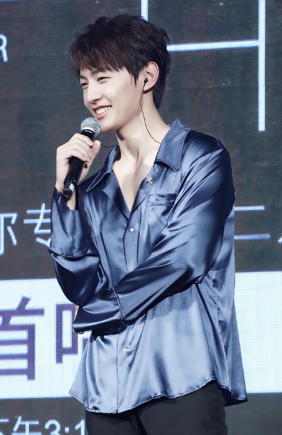 王青发微博嗷嗷，才反应过来，力压鹿晗的男人，可以这么说吗 ​​​